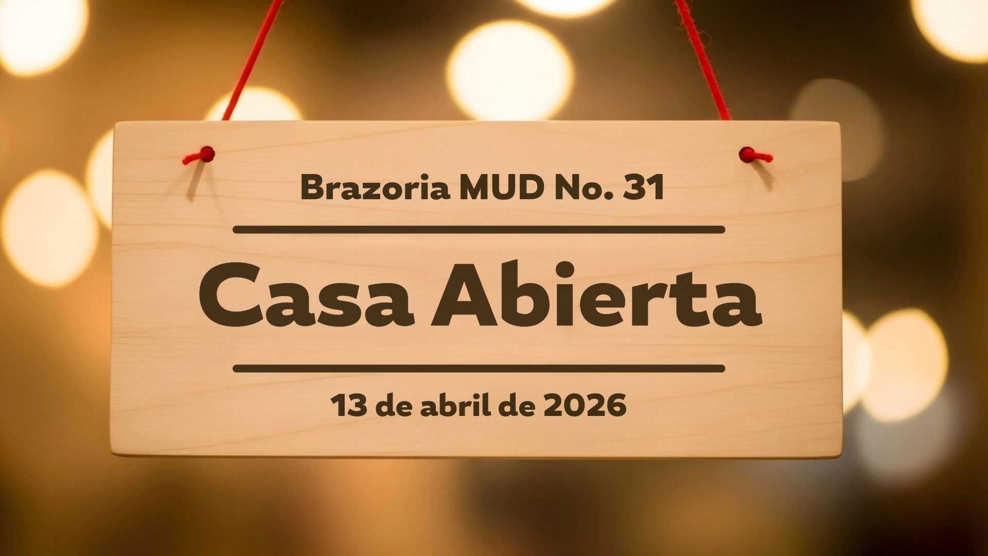 Anuncio de Casa Abierta de Brazoria MUD No. 31 para el 13 de abril de 2026. Texto negro sobre un letrero de madera con un fondo de luces cálidas desenfocadas.